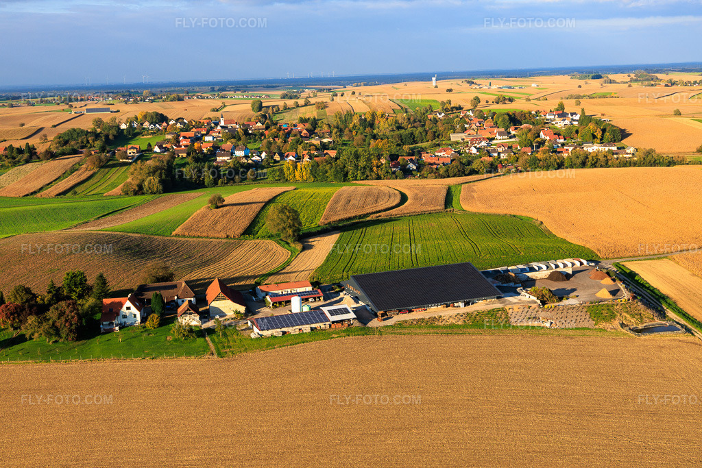 Aerial view: Neugartenhof district with SAS VITA COMPOST in Niederrœdern in the state Bas-Rhin, France.Photo: IMG_150159.jpg taken on 10/11/2025 by Werner Riehm/FLY-FOTO.comResolution of the original: 6000 x 4000 pxWWW.VITA-COMPOST.COM