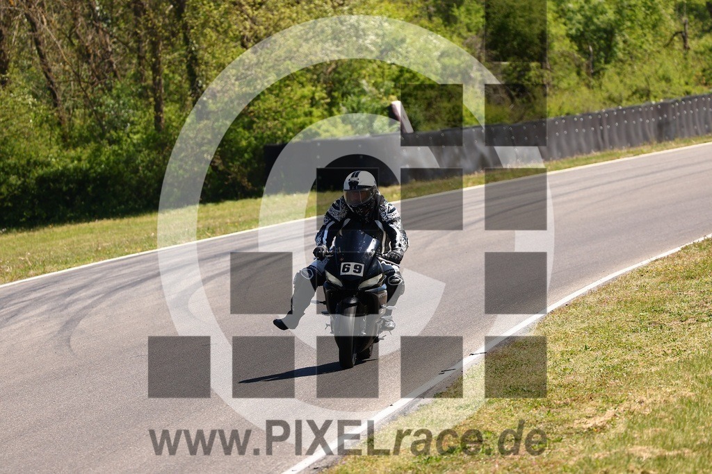 0069-20260423_01591 | Schöne Erinnerungen an spannende Momente - das festzuhalten ist unser Job. PIXELrace.de ist seit 2003 auf den Rennstrecken Europas unterwegs um die Action draußen beim Fahren und die wunderbare Stimmung imm Fahrerlager für euch einzufangen.