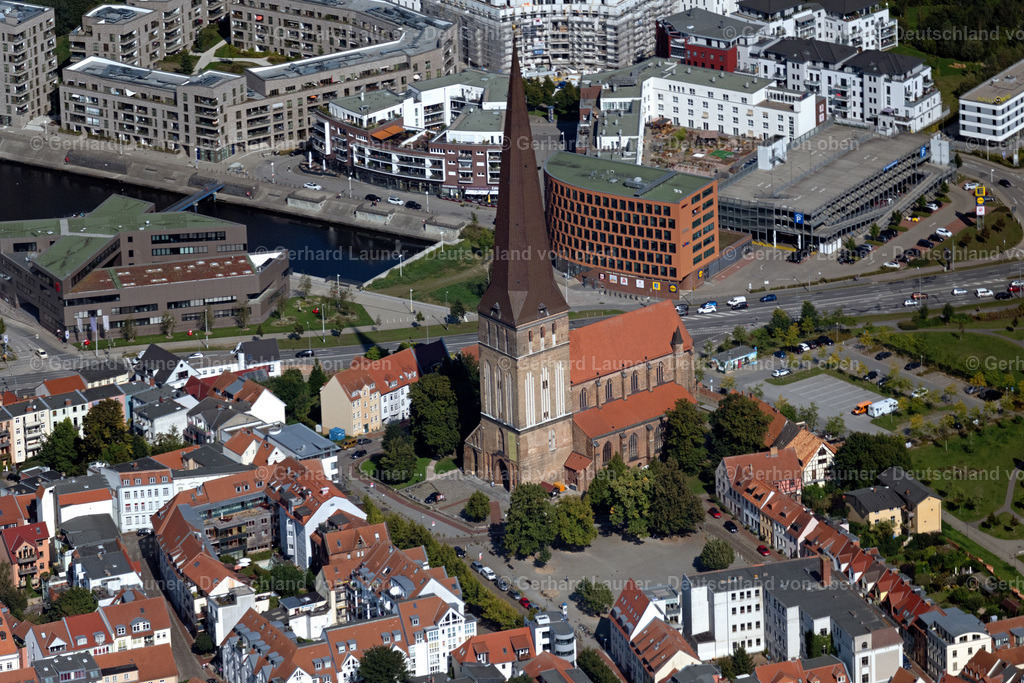 4062036 | ROSTOCK 08.09.2021 Kirchengebäude der Petrikirche in der Straße Alter Markt im Ortsteil Mitte in Rostock im Bundesland Mecklenburg-Vorpommern, Deutschland. // Church building Petrikirche in of Strasse Alter Markt in the district Mitte in Rostock in the state Mecklenburg - Western Pomerania, Germany. Foto: Gerhard Launer