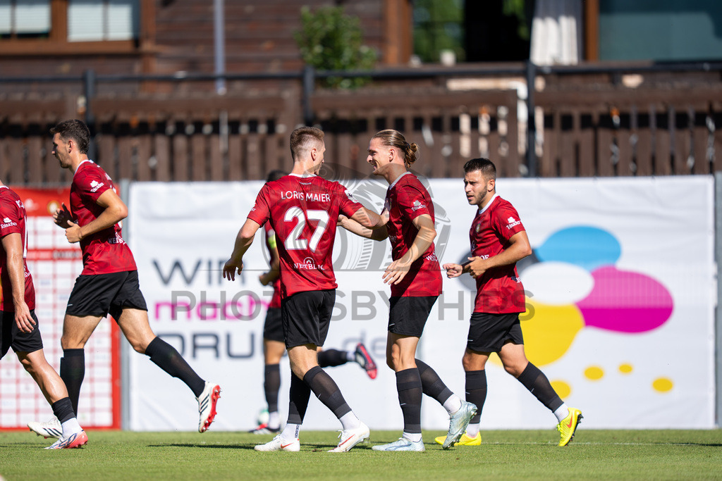 SG Sonnenhof Großaspach vs. Fortuna Köln, Fussball, 3. Liga, 1. Spieltag, 08.08.2026 | Kollektiver Torjubel nach dem 1:0 Treffer durch Loris Maier (SG Sonnenhof Großaspach, #27),SG Sonnenhof Großaspach vs. Fortuna Köln, Fussball, 3. Liga, 1. Spieltag, 08.08.2026,DFB regulations prohibit any use of photographs as image sequences and/or quasi-video
