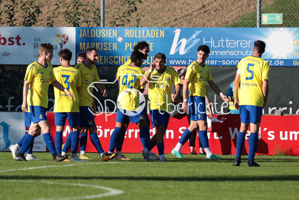 FC Pipinsried - SV Wacker Burghausen | Jubel der Hausherren nach dem Tor zum 2-0 durch Kevin GUTIA (FCP #7)
