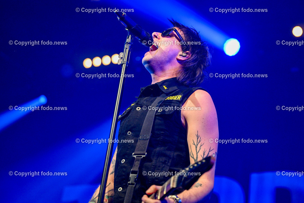 Posthof_ Turbobier_ Konzert_ 15.03.2024-39 | 15.03.2024, Linz, AUT, Posthof, Konzert Turbobier, im Bild Marco Pogo alias Dominik Wlazny (Saenger, Konzepter und Songwriter,  Gitarrist der oesterreichischen Punk-Rock-Band Turbobier, weiters Politiker der Bierpartei, Bezirksrat in Wien Simmering, Praesidentschaftskandidat, Arzt, Mediziner)