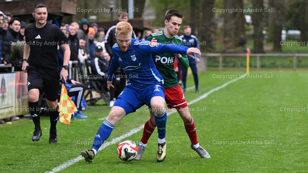 MTSV Hohenwestedt (grün) vs TuS Rotenhof (blau) | Thies Kochanski (MTSV #7) vs Jark Decker (Rotenhof #2) - Schiedsrichterassistent Simon Schmeling / Fußball-Oberliga Männer 2025/2026 / MTSV Hohenwestedt (grün) vs TuS Rotenhof (blau) / Sportplatz Wilhelmhöh / Hohenwestedt / 25.04.26 - Realisiert mit Pictrs.com
