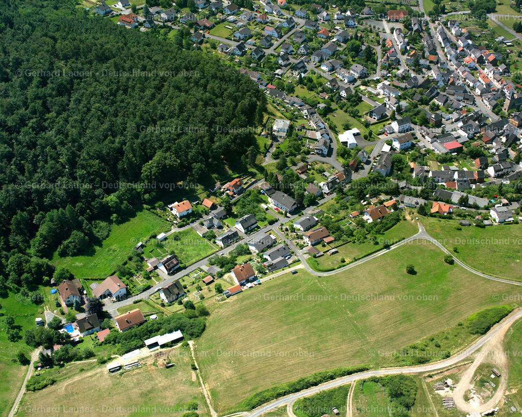 2610635 | BALLERSBACH 09.06.2006 Von Wald und Forstgebieten umgebener Ortskern der Straßen und Häuser und Wohngebiete in Ballersbach im Bundesland Hessen, Deutschland // Surrounded by forest and forest areas center of the streets and houses and residential areas in Ballersbach in the state Hesse, Germany Foto: Gerhard Launer
