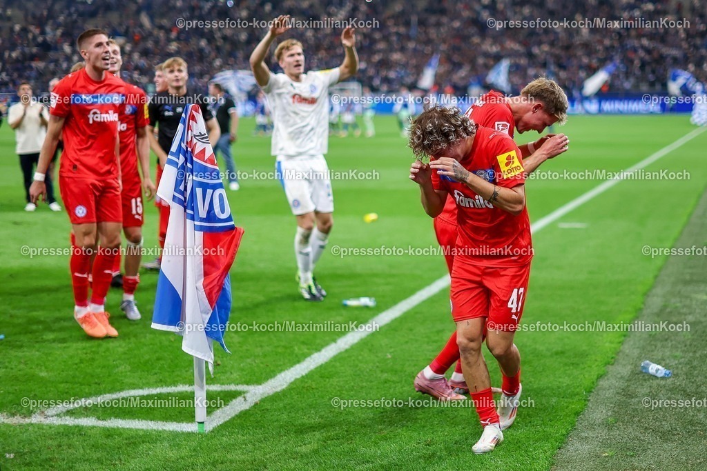 S0413092501211 | 13.09.2025, Fußball, FC Schalke 04 - Holstein Kiel, 5.Spieltag, 2. Fußball Bundesliga, Veltins-Arena Gelsenkirchen, Saison 2025 2026: Abschlussjubel nach dem 1:0 Sieg für Holstein Kiel. Die Mannschaft feiert den Erfolg vor der KurveDFB regulations prohibit any use of photographs as image sequences and or quasi-video.