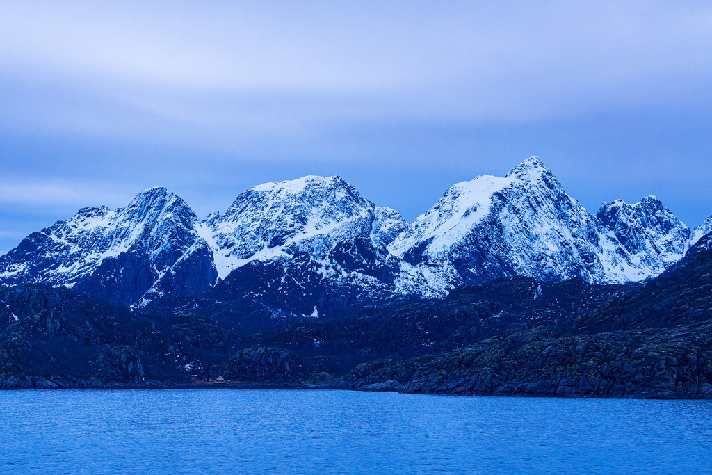 Berge und Felsen im Winter auf den Lofoten in Norwegen | Berge und Felsen im Winter auf den Lofoten in Norwegen.