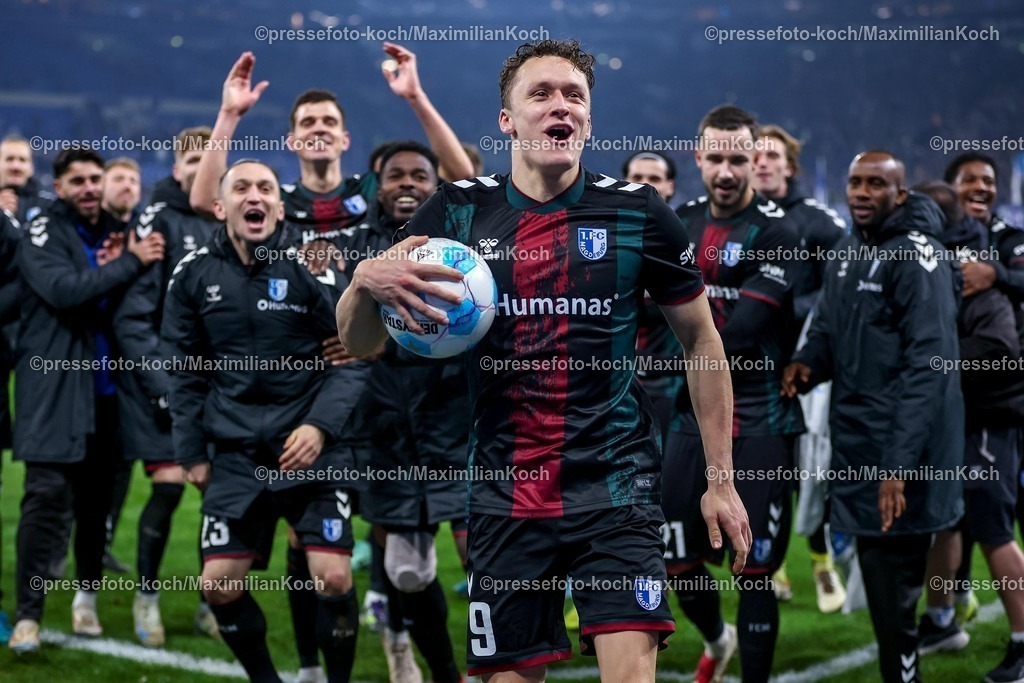 S0401022501107 | 01.02.2025, Fußball, FC Schalke 04 - 1. FC Magdeburg, 2.. Fußball Bundesliga, 20. Spieltag, Veltins-Arena Gelsenkirchen, Saison 2024 2025: Freude und Emotionen nach dem 5:1 Sieg für Magdeburg. Der vierfache Torschütze Martijn Kaars (1.FC Magdeburg #9)  hat sich den Spielball gesichert und steht jubelnd und tanzend mit der Mannschaft vor den feiernden Fans. DFB regulations prohibit any use of photographs as image sequences and or quasi-video.