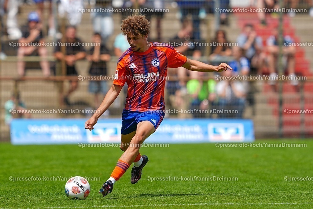 xYDR20072501067 | 20.07.2025, xydrx, Fußball, Rot Weiss Ahlen - FC Schalke 04, Testspiel, Wersestadion: Mika Karim Khadr (FC Schalke 04 #45)