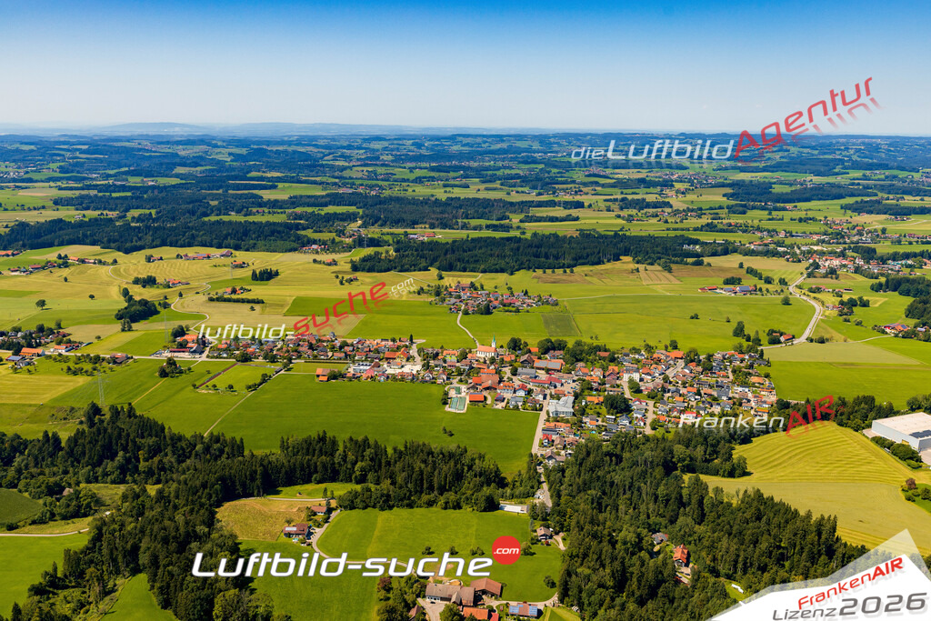Luftaufnahme der Stadt Opfenbach - Die Luftaufnahme wurde 2025 vom UL-Flugzeug heraus erstellt ( keine Drohne ) - Hochauflösende Luftaufnahme - für professionelle Ausdrucke geeignet. Die Geschenkidee !Mit Lizenz und Bildrechte bestellbar