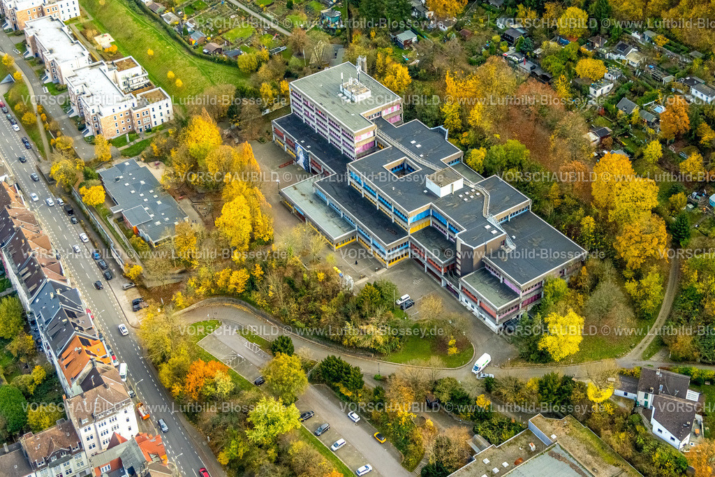 Hagen251102559 | Luftbild, Friedrich-von-Bodelschwingh-Schule, farbige bunte Fenster Fassade, Städt. Kindergarten Wehringhausen, herbstliche Bäume, Wehringhausen, Hagen, Ruhrgebiet, Nordrhein-Westfalen, Deutschland