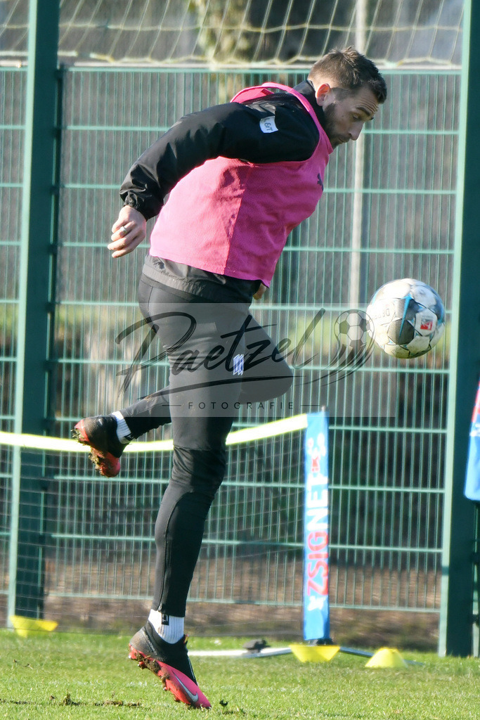 20200207_TRAOSN_0091 | Fußball, Herren: Marc Heider (VfL Osnabrueck) in Aktion, am Ball, Einzelaktion waehrend der Trainingseinheit des VfL Osnabrueck im Sportpark Illoshoehe am 07.02.2020 in Osnabrueck, Deutschland. - Realisiert mit Pictrs.com