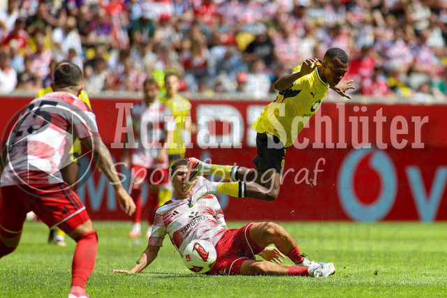 25.07.2026, GER, Fussball, Herren, Testspiel, Saison 2026/2027, Fortuna Düsseldorf - Borussia Dortmund | Justin Lerma und Steven van der Sloot im Kampf um den Ball