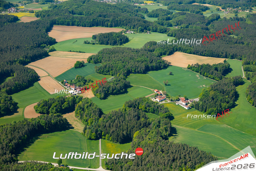 Klassische Luftaufnahme ohne Drohne zeigt:Hundsboden bei Neukirchen bei Sulzbach-Rosenberg - Die Luftbildaufnahme wurde 2025 vom UL-Flugzeug heraus erstellt ( keine Drohne ) - Hochauflösende Luftaufnahme -Nicht vergleichbar mit Google Maps oder Satelittenbilder- Die Geschenkidee !Mit Lizenz und Bildrechte bestellbar