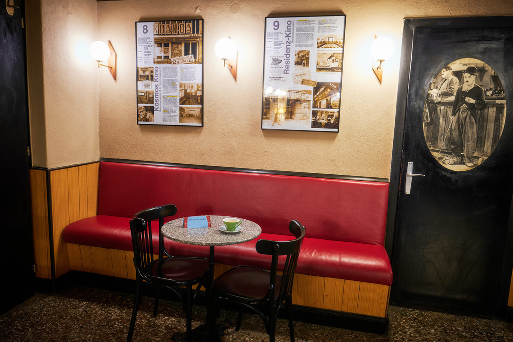 Admiral Kino Wien | Wien, Austria - November 25, 2019: Admiral Kino in Wien gegründet 1913, 2007 übernommen von Frau Englert; Innenraum mit Cafetische und roter Bank. - Realisiert mit Pictrs.com
