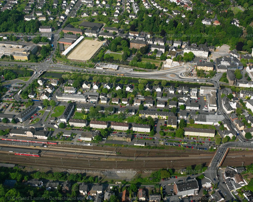 2611155 | DILLENBURG 09.06.2006 Wohngebiet einer Einfamilienhaus- Siedlung  in Dillenburg im Bundesland Hessen, Deutschland // Single-family residential area of settlement  in Dillenburg in the state Hesse, Germany Foto: Gerhard Launer
