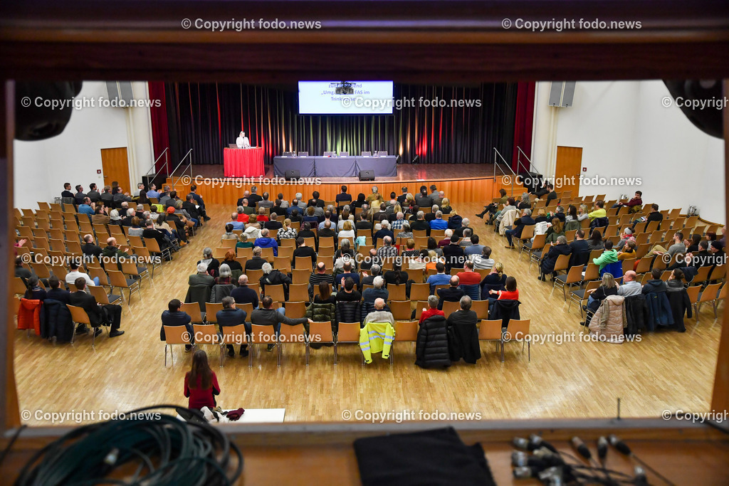 Leonding_ Infoabend Umgang mit PFAS im Trinkwasser_ 13.02.2023-5 | 13.02.2023, Leonding, AUT, Infoabend Umgang mit PFAS im Trinkwasser, im Bild Besucher des Infoabend aus Leonding und Pasching, Sabine Naderer-Jelinek (SP, BgmIn, der Stadt Leonding)