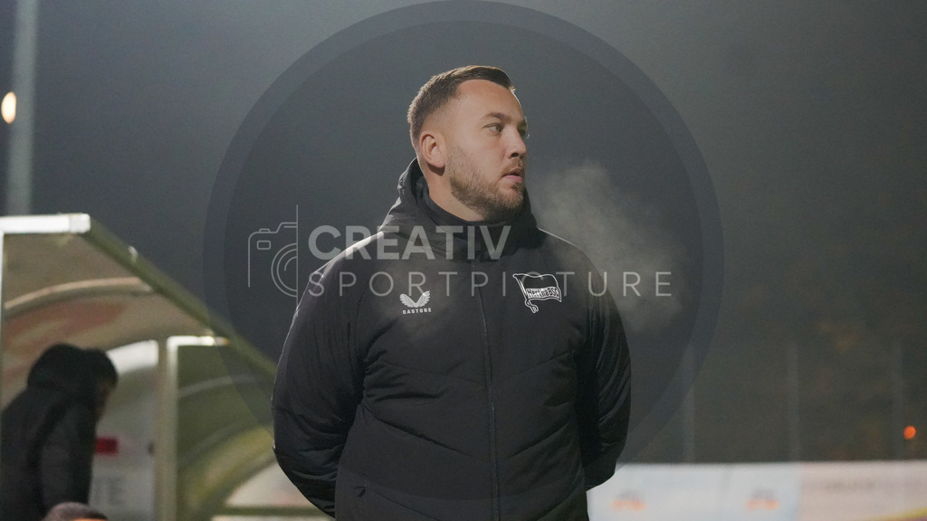 Fußball, Herren, Saison 2025/2026, Regionalliga Nordost, 15. Spieltag, FSV 63 Luckenwalde vs. Hertha BSC II, Freitag 07.11.2025, Werner-Seelenbinder-Stadion Luckenwalde, | Fußball, Herren, Saison 2025/2026, Regionalliga Nordost, 15. Spieltag, FSV 63 Luckenwalde vs. Hertha BSC II, Freitag 07.11.2025, Werner-Seelenbinder-Stadion Luckenwalde, Im Bild: Rejan Hasanovic (Trainer Hertha) - Realisiert mit Pictrs.com