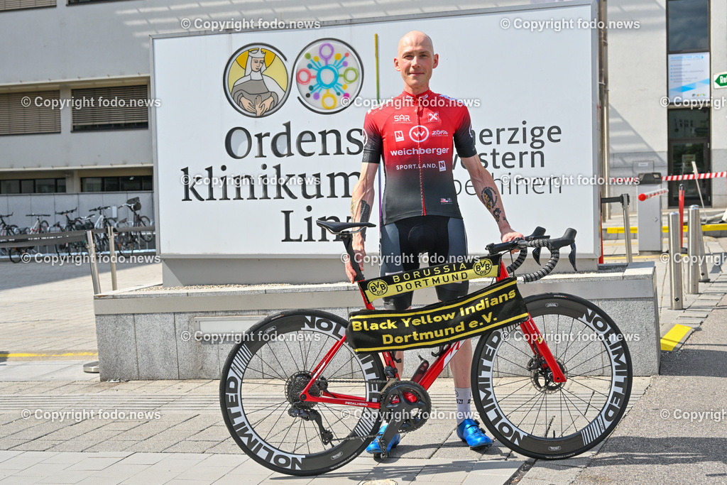Gerald Scheiblauer_ Radfahrer BVB Fan_ 20.07.2023-5 | 20.07.2023, Krankenhaus der Barmherzigen Schwestern, AUT, Gerald Scheiblauer, Radfahrer BVB Fan, im Bild Gerald Scheiblauer (Radfahrer, BVB Fan) mit seinem Fahrrad