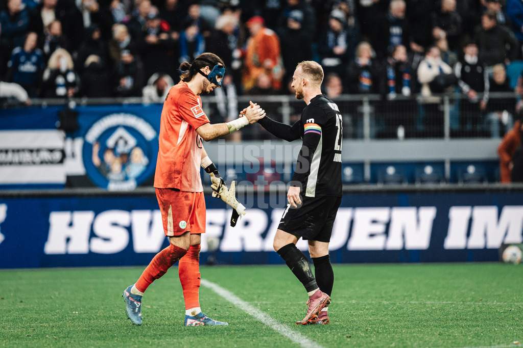 Fußball | Männer | Saison 2025/2026 | 1. Fußball-Bundesliga | 8. Spieltag | Hamburger SV vs. VfL Wolfsburg | 25.10.2025 | v.l. Kamil Grabara (#1, VfL Wolfsburg) und Maximilian Arnold (#27, VfL Wolfsburg) klatschen ein nach dem Sieg