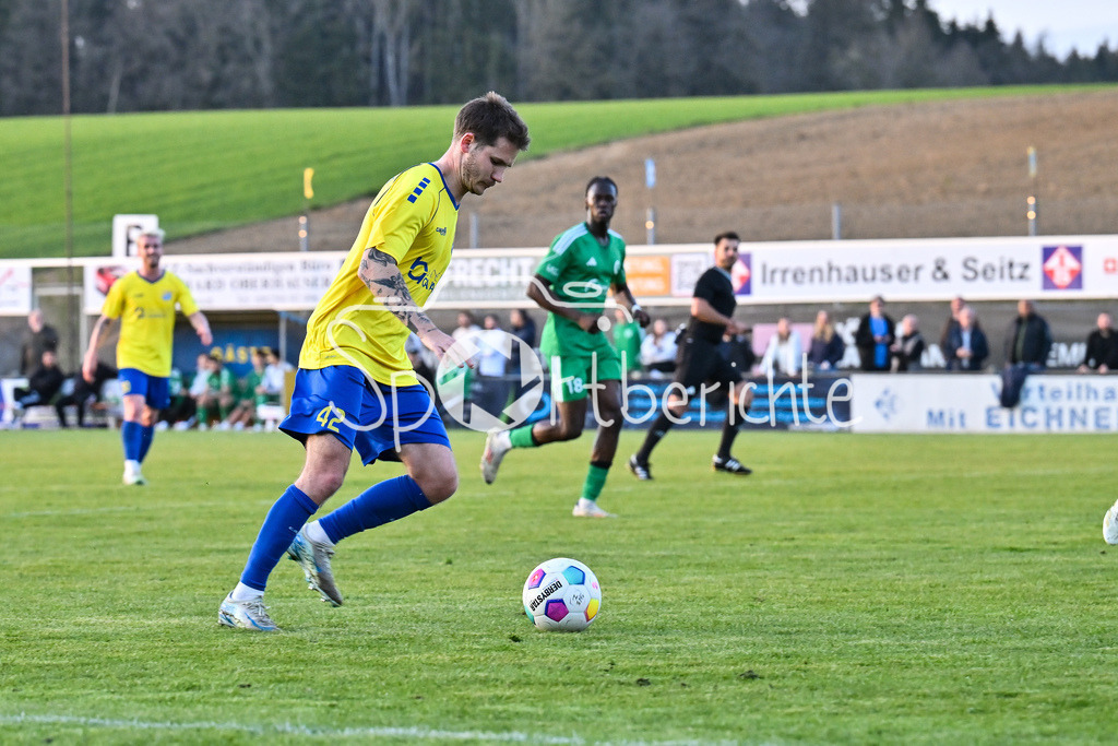 FC Pipinsried - TSV Grünwald | Torschuss von Ludwig RAEUBER (FCP #42) / Einzelfoto / Freisteller / Bayernliga Sued: FC Pipinsried - TSV Gruenwald, Kuechenstadel Arena am 11.04.2025