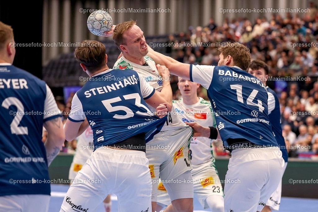 BHC15032601050 | 15.03.2026, Handball, HBL, Bergischer HC - SC Magdeburg, Mitsubishi Electric HALLE Düsseldorf: Omar Ingi Magnusson (SC Magdeburg #14) wird von Soeren Steinhaus (BHC #53) und Gerdas Babarskas (BHC #14) festgemacht 