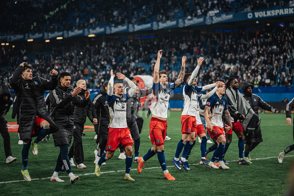 Fußball | Männer | Saison 2025/2026 | 1. Fußball-Bundesliga | 22. Spieltag | Hamburger SV vs. 1. FC Union Berlin | 14.02.2026 | HSV feiert den Sieg mit den Fans, v.l. Nicolas Capaldo (#24, HSV), Robert Glatzel (#9, HSV), Miro Muheim (#28, HSV), Luka Vuskovic (#44, HSV)