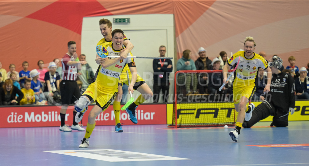 Zug United vs HC Rychenberg - 22. February 2025 | Zug United vs HC RychenbergSporthalle Wankdorf, BernNils Conrad (#4 HC Rychenberg Winterthur) erzielt das 0:3 und feiert mit Nicola Bischofberger (#2 HC Rychenberg Winterthur) und Noah Püntener (#19 HC Rychenberg Winterthur).Bild: Sportfotografie Markus Aeschimann | www.markus-aeschimann.ch - Realisiert mit Pictrs.com