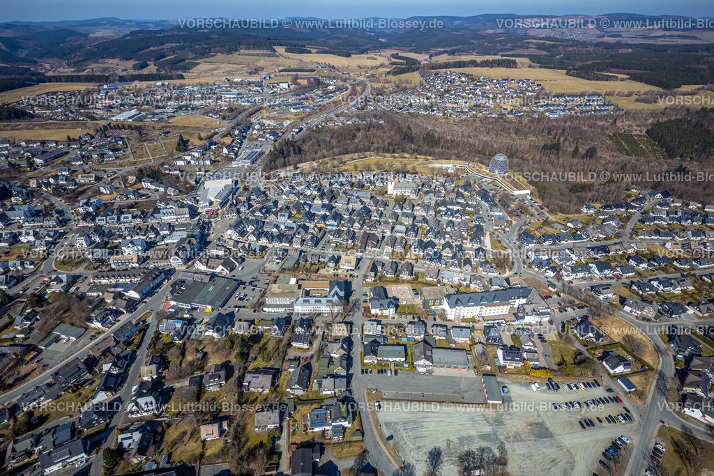 Winterberg220303506 | Luftbild, Oversum Vital Resort am Winterberg Kurpark, Wohngebiet Am Kurpark mit St. Jakobus Kirche und St. Franziskus-Hospital, Sauerland, Nordrhein-Westfalen, Deutschland