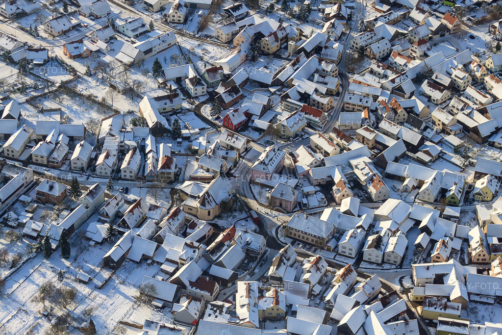 Luftbild: Dorbrunnenstraße bei Schnee im Winter im Ortsteil Büchelberg in Wörth im Bundesland Rheinland-Pfalz in Deutschland. Foto: IMG_36117.jpg vom 02.01.2011 durch Werner Riehm/FLY-FOTO.de