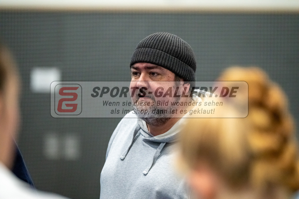 HK_20241201_109442 | 1. Bundesliga Halle Damen Düsseldorfer HC - Schwarz Weiss Köln am 1.12.2024 DHC, Düsseldorf , Mark Spieker ( Trainer Düsseldorfer HC )