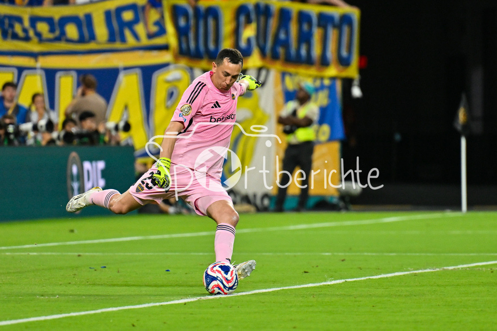 FC Bayern München - Boca Juniors | am Ball Augustin MARCHESIN (Boca Juniors 25) / Einzelfoto / Freisteller / FIFA Club World Cup: FC Bayern Muenchen - Boca Juniors, Hard Rock Stadium am 20.06.2025 / NOT FOR SALE IN USA