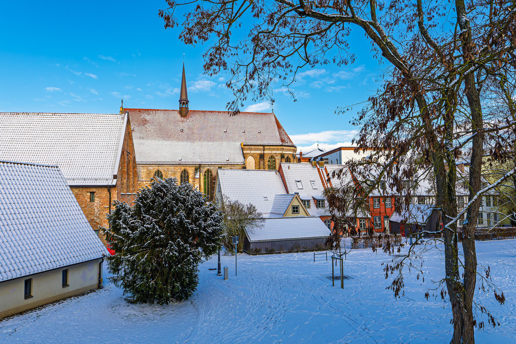 Blick auf das Kloster zum Heiligen Kreuz im Winter in der Hansestadt Rostock | Blick auf das Kloster zum Heiligen Kreuz im Winter in der Hansestadt Rostock.