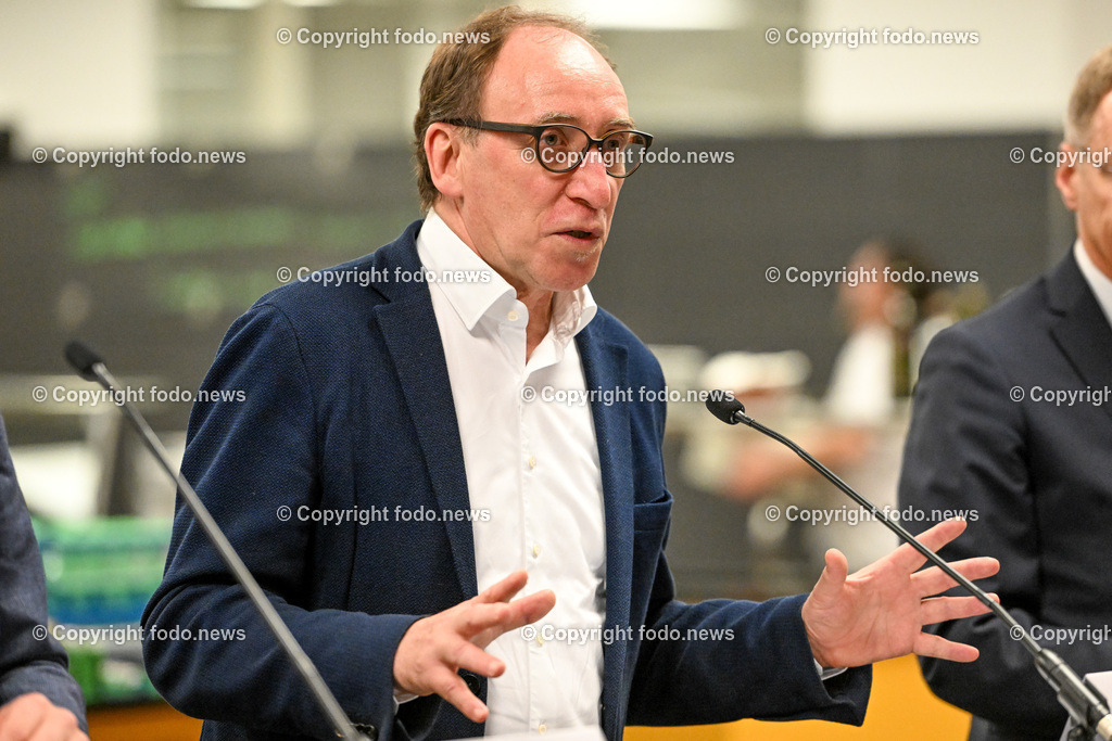 Pressekonferenz mit BM Rauch_ LH Stelzer_ LR Kaineder_ Mehr Transparenz am Teller_ 24.04.2023-9 | 24.04.2023, LDZ Linz, AUT, Pressekonferenz Pressekonferenz mit BM Rauch, LH Stelzer, LR Kaineder, Mehr Transparenz am Teller – Verpflichtende Herkunftskennzeichnung in der Gemeinschaftsverpflegung kommt und staerkt heimische Landwirtschaft – Betriebskueche des Landes Ooe informiert seit Jahren und ist Vorbildbetrieb bei Umsetzung, im Bild BM Johannes Rauch (Die Grünen, Soziales, Gesundheit, Pflege und Konsumentenschutz)