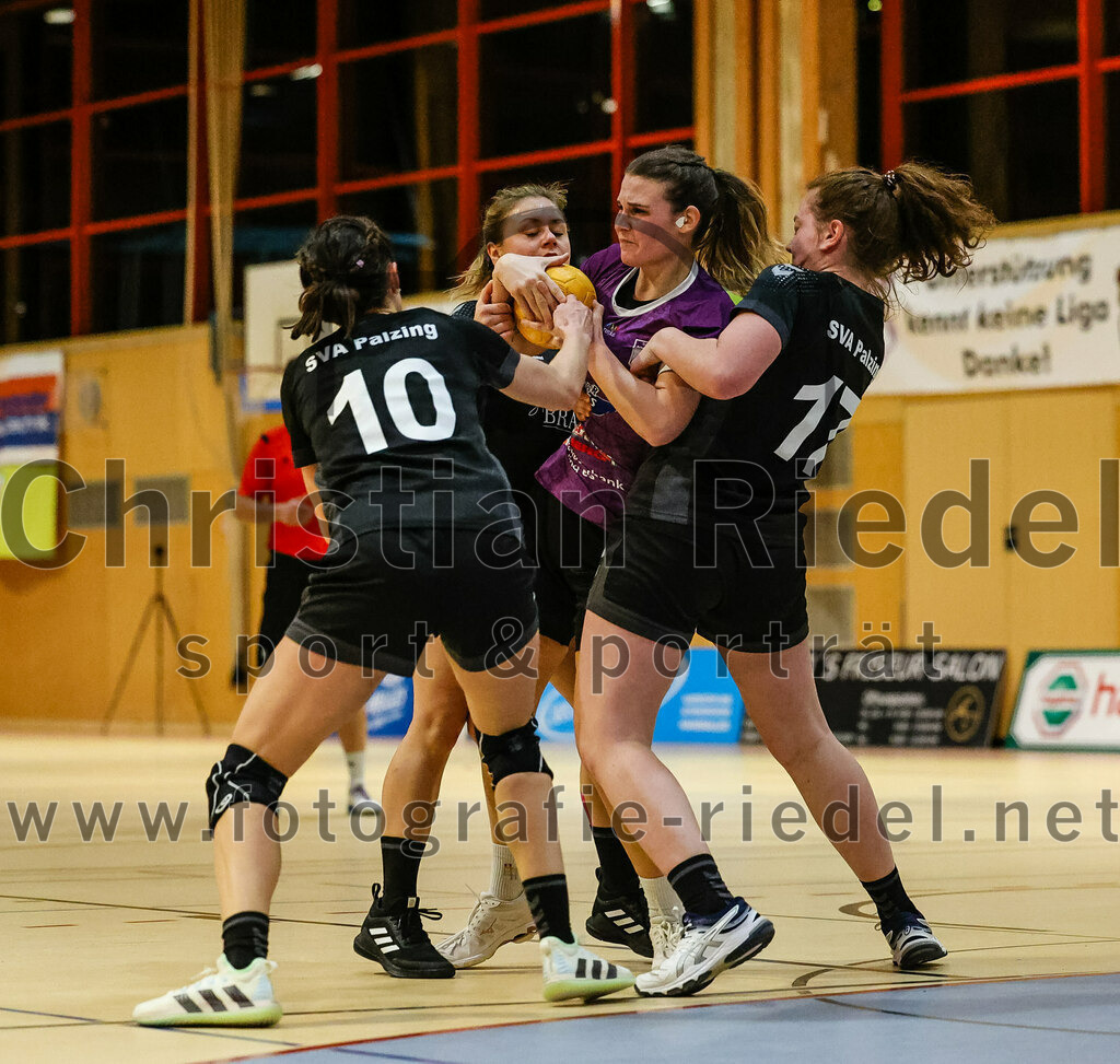 2024-02-10_101_SpVgg_Altenerding_gegen_SVA_Palzing | Erding, Deutschland, 10.02.2024:
Handball, Bezirksoberliga Frauen Altbayern 2023 / 2024, 14. Spieltag, SpVgg Altenerding gegen SVA Palzing, Endergebnis: 27:28

Veronika Wöhrl (SVA Palzing, #10), Verena Bauer (SpVgg Altenerding, #55), Christina Schredl (SVA Palzing, #17)

Foto: Christian Riedel / fotografie-riedel.net