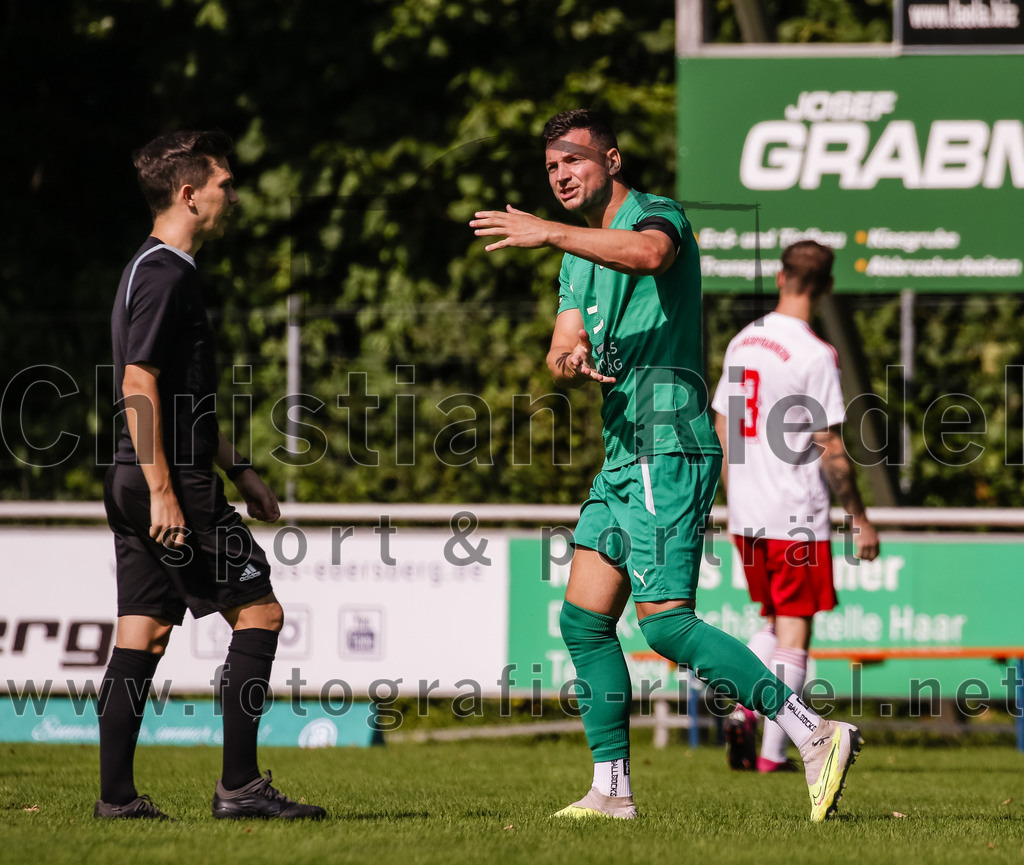 2023-08-26_023_TSV_Ebersberg_gegen_TSV_Oberpframmern | Ebersberg, Deutschland, 26.08.2023:
Fußball, Kreisliga 2023 / 2024, 2. Spieltag, TSV 1877 Ebersberg gegen TSV Oberpframmern, Endergebnis: 5:1

Schiedsrichter Florian Karbjinsky, Maximilian Volk (TSV 1877 Ebersberg, #10)

Foto: Christian Riedel / fotografie-riedel.net