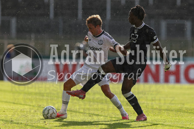 21.08.2026, GER, Fussball, Herren, DFB-Pokal, Saison 2026/2027, SC St. Tönis vs Eintracht Frankfurt | Mario Götze (Frankfurt) uns Farid Omorou (Tönis) im Kampf um den Ball