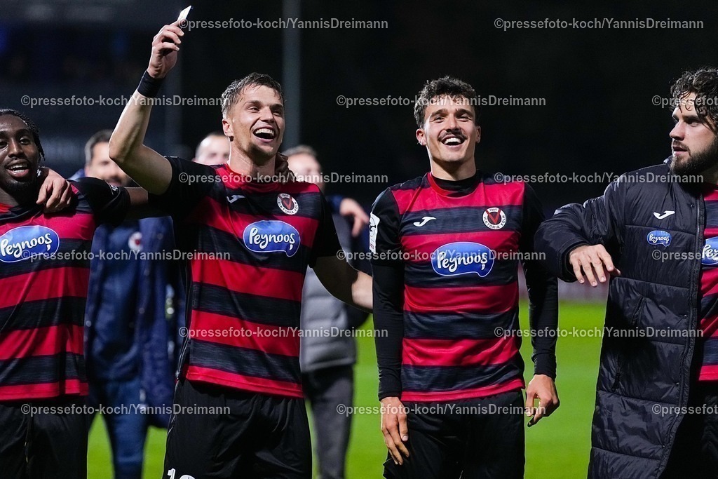 xYDR31102501131 | 31.10.2025, xydrx, Fußball, 3.Liga, FC Viktoria Köln - FC Ingolstadt 04, Saison 2025 2026, Sportpark Höhenberg: David Otto (FC Viktoria Köln #10) Leonhard Muenst (FC Viktoria Köln #5) jubeln über den 3:1 Sieg  DFB regulations prohibit any use of photographs as image sequences and or quasi-video.
