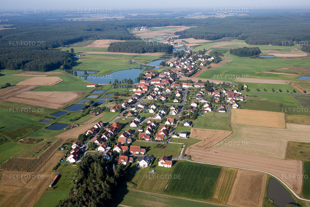 Luftbild: See- Uferbereichen des Dorfweiers im Ortsteil Untermembach in Heßdorf im Bundesland Bayern in Deutschland. Foto: IMG_092665.jpg vom 07.08.2016 durch Werner Riehm/FLY-FOTO.de