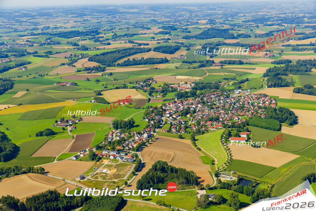 Luftaufnahme von Oberbergkirchen Vs Google Maps- Die Luftaufnahme wurde 2025 vom UL-Flugzeug heraus erstellt ( keine Drohne ) - Hochauflösende Luftaufnahme - für professionelle Ausdrucke geeignet. Die Geschenkidee !Mit Lizenz und Bildrechte bestellbar