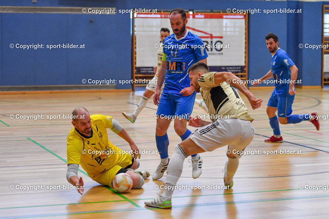 AUT, Futsal FC Ljuti Krajisnici vs 1. FC Diamant | 15.01.2023, Sporthalle Europagymnasium Linz-Auhof, AUT, Futsal, FC Ljuti Krajisnici vs 1. FC Diamant, im Bild Kenan Ramic (Ljuti) vs Endi Nuhanovic (Diamant), Agan Fejzic (Diamant)