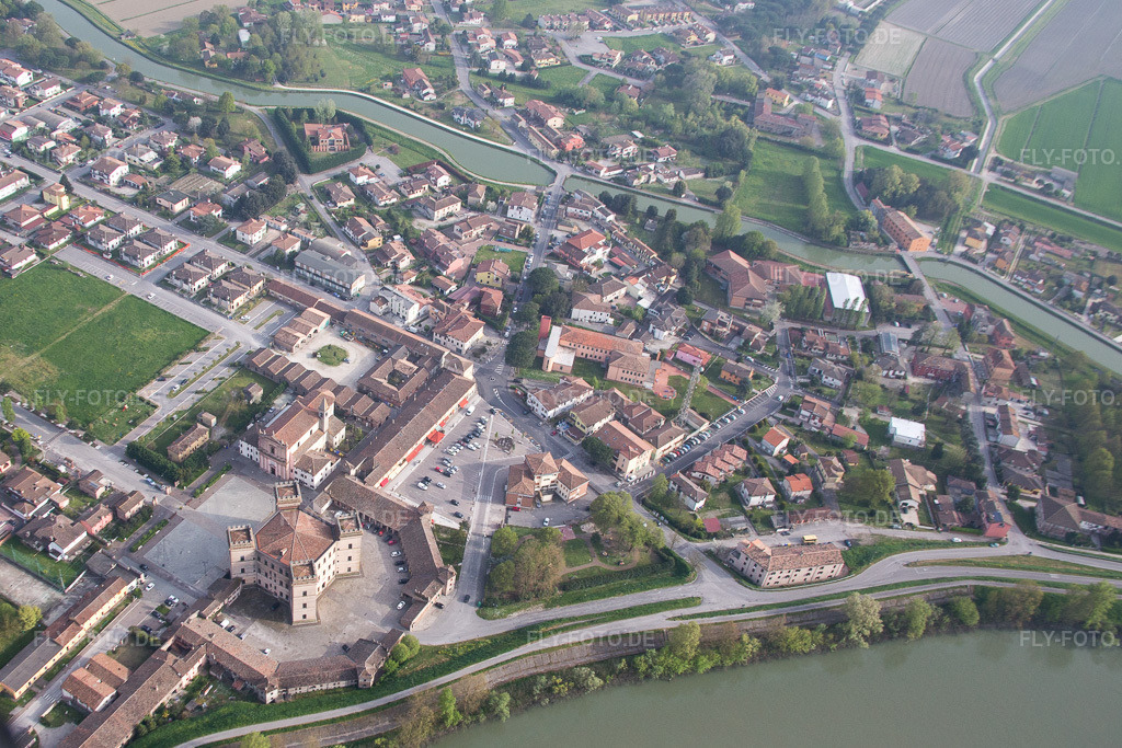 Luftbild: Ortsansicht in Mesola im Bundesland Ferrara in Italien. Foto: IMG_087304.jpg vom 05.04.2016 durch Werner Riehm/FLY-FOTO.de