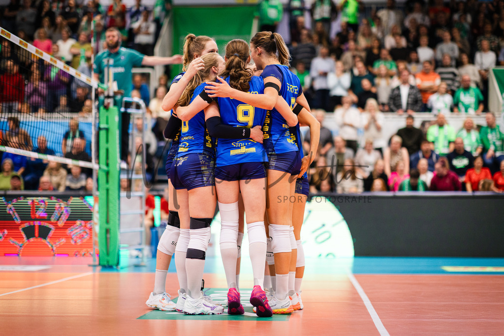Volleyball, 1. Bundesliga Frauen, Hauptrunde, 1. Spieltag, Saison 2025/2026: USC Münster - SSC Palmberg Schwerin | 1. Bundesliga Frauen, Hauptrunde, 1. Spieltag, Saison 2025/2026, USC Münster empfängt SSC Palmberg Schwerin in der Sporthalle Berg Fidel in Münster. Foto: sportfotografie.ms | Markus Paletta - Realisiert mit Pictrs.com