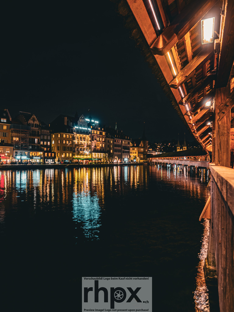 Kapellbrücke Luzern | Stimmungsvolle Fotokunst aus Luzern. Erlebe den Pilatus, den See und die Stadt Luzern in exklusiven Aufnahmen in der Fotogalerie & Shop. - Realisiert mit Pictrs.com