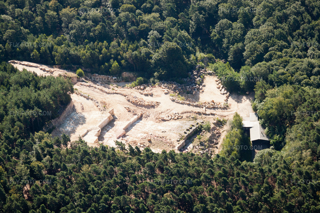 Aerial view: Quarry in Cleebourg in the state Bas-Rhin, France. – Photo: IMG_31100.jpg taken on 08/07/2010 by Werner Riehm/FLY-FOTO.com – Resolution of the original: 4752 x 3168 px