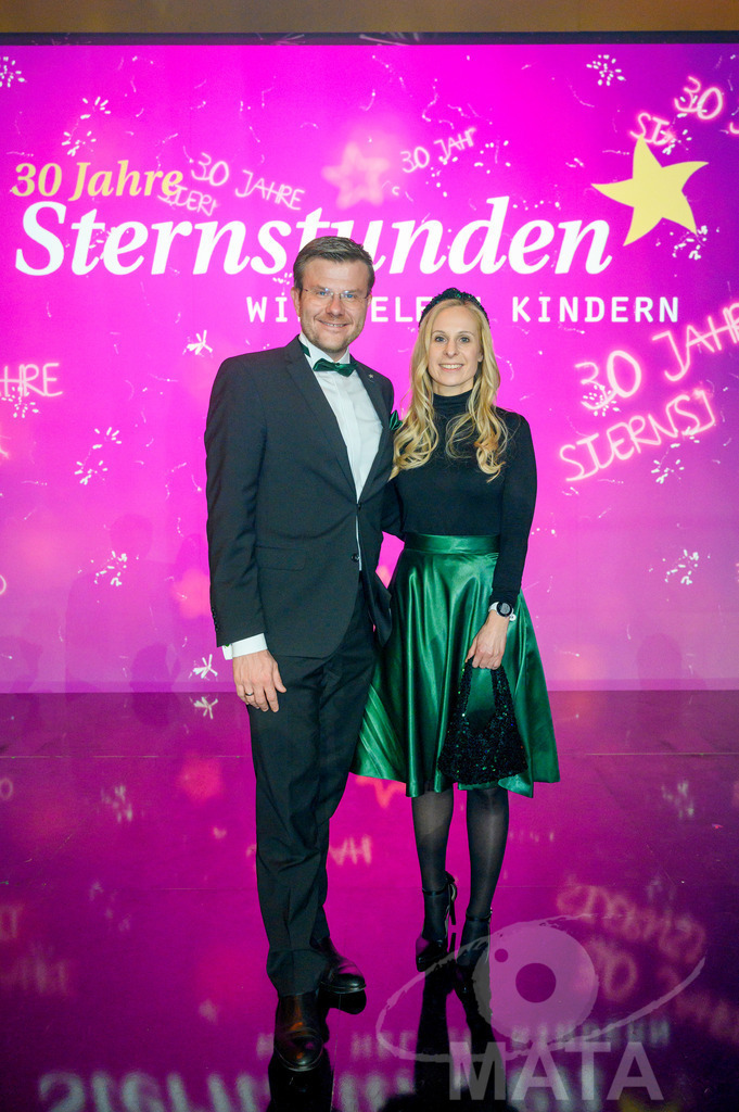 _DWA2208 | Marcus König  und Ehefrau Anke König bei '30 Jahre Sternstunden-Gala 2023' in der Frankenhalle. Nürnberg, 15.12.2023 - Realisiert mit Pictrs.com
