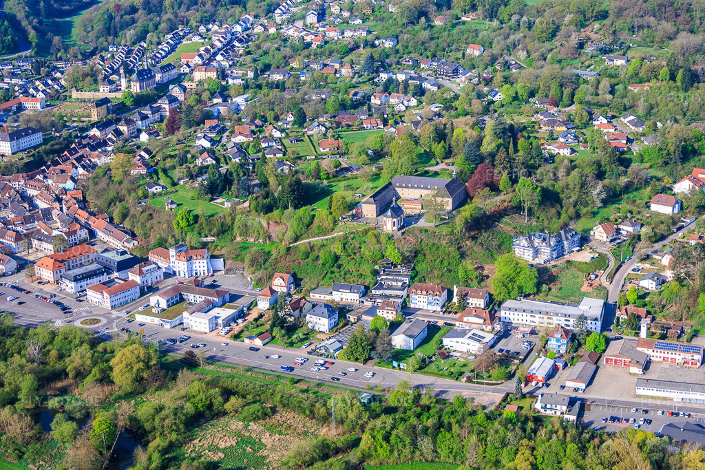 Luftbild: Ortsansicht aus Nordosten mit Wallfahrtskloster Blieskastel in Blieskastel im Bundesland Saarland in Deutschland.Foto: IMG_154470.jpg vom 18.04.2026 durch Werner Riehm/FLY-FOTO.deAuflösung des Originals: 5664 x 3776 pxWallfahrtskloster der Minoriten Blieskastel – Unsere Liebe Frau mit den Pfeilen