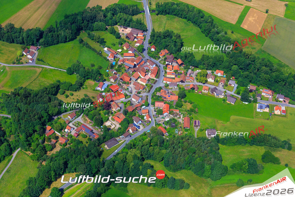 Die Luftaufnahme Vogtendorf - Kronach wurde vom UL-Flugzeug (keine Drohne) aus fotografiert.Hohe Druck- Auflösung-die Geschenkidee!