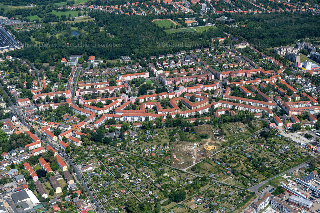 4035596 | BRAUNSCHWEIG 31.07.2020 Wohngebiet der Mehrfamilienhaussiedlung an der Siegfriedstraße im Ortsteil Siegfriedviertel in Braunschweig im Bundesland Niedersachsen, Deutschland. // Residential area of the multi-family house settlement on street Siegfriedstrasse in the district Siegfriedviertel in Brunswick in the state Lower Saxony, Germany. Foto: Gerhard Launer