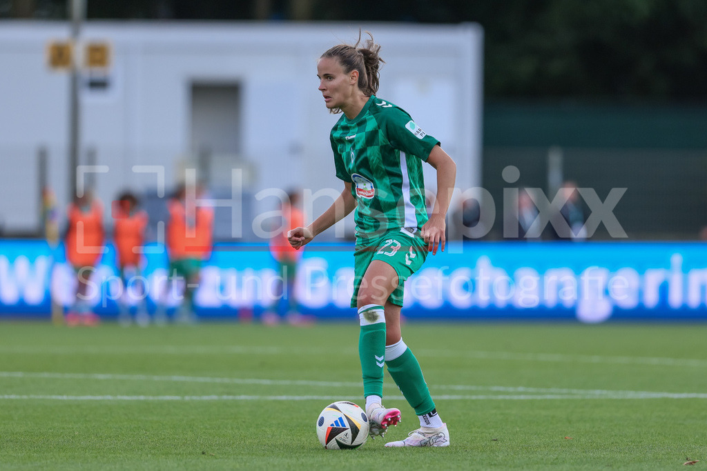 Fussball, Google Pixel Frauen-Bundesliga, SV Werder Bremen - 1. FFC Turbine Potsdam | v.li.: Hanna Nemeth (SV Werder Bremen, 23) am Ball, Freisteller, Einzelbild, Ganzkörper, Aktion, Action, Spielszene