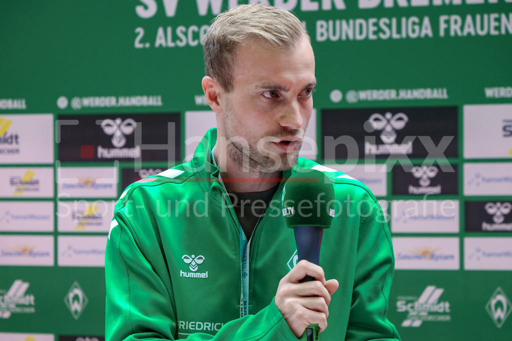 Handball, 2. Bundesliga Frauen, SV Werder Bremen - VfL Waiblingen | Matthias Hoppe (Hallensprecher, SV Werder Bremen) während der Pressekonferenz nach dem Spiel, Portrait, Nahaufnahme, Einzelfoto, Einzelbild